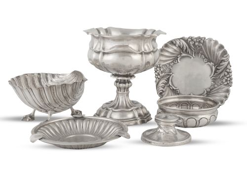 Lote de seis piezas, formado por: copa de metal plateado; c