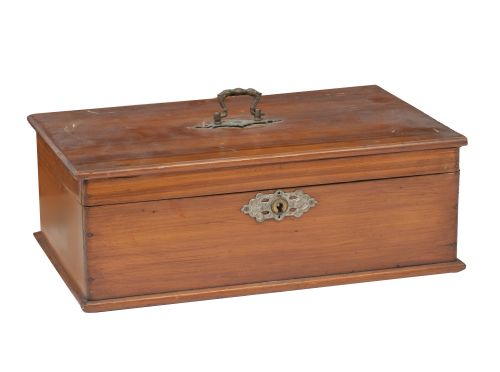 Caja rectangular de madera con cerradura de metal y asa en 