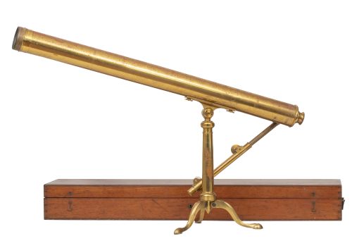 Telescopio de bronce dorado, en su caja de madera original,