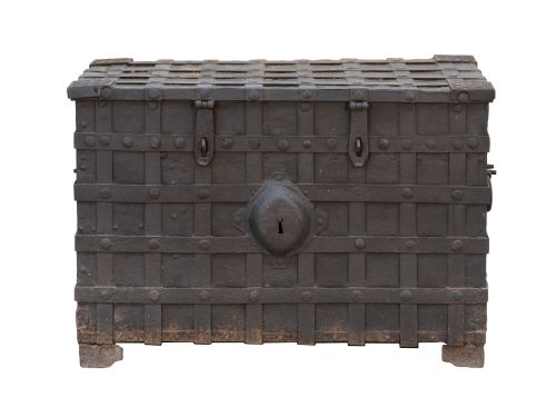 Caja de caudales de hierro barreada.Trabajo español o ale