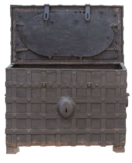 Caja de caudales de hierro barreada.Trabajo español o ale