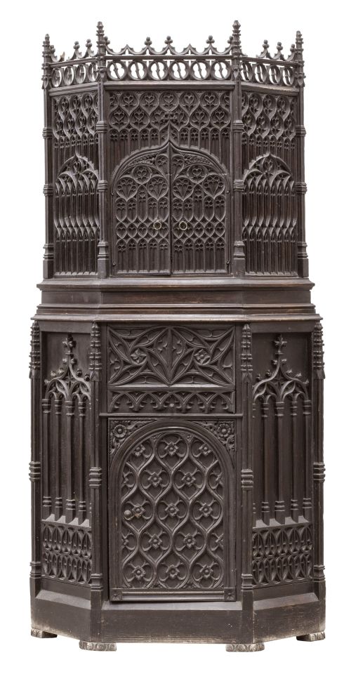 Oratorio neogótico de madera tallada y dorada.Trabajo del