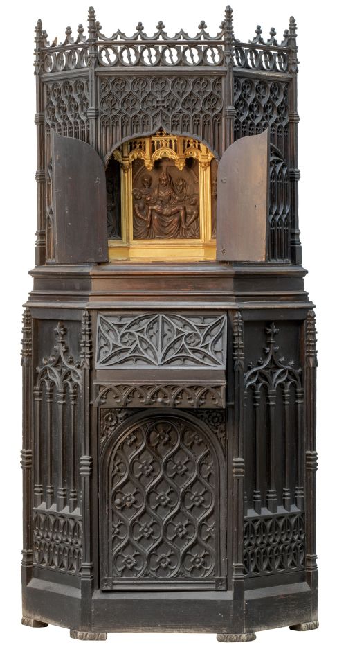 Oratorio neogótico de madera tallada y dorada.Trabajo del