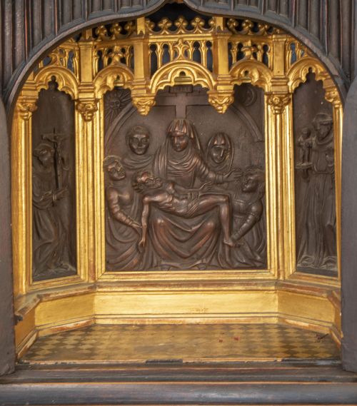 Oratorio neogótico de madera tallada y dorada.Trabajo del