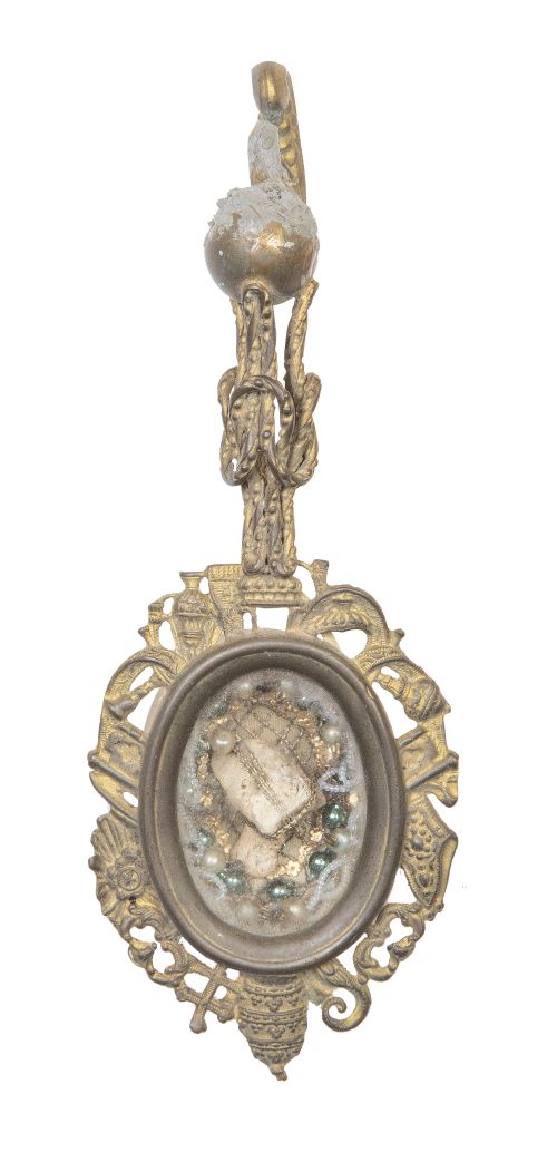 Relicario con marco de bronce dorado, rematado por mitra pa