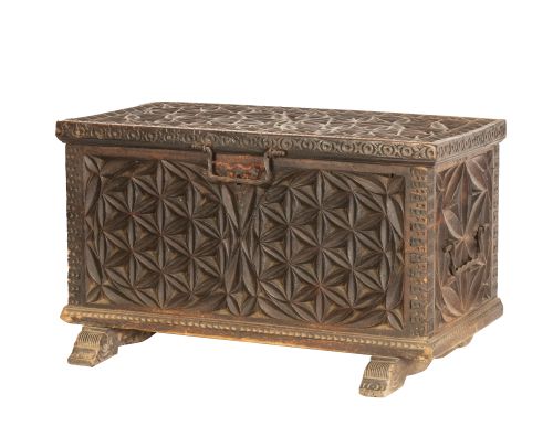 Arqueta de madera tallada con decoración geométrica.Traba