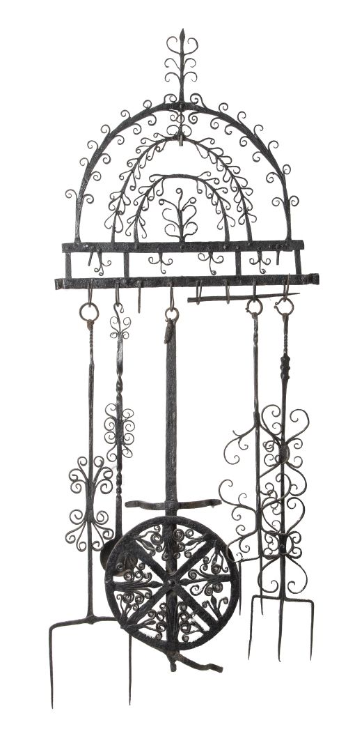 Soporte de hierro pintado de negro con cinco elementos de c