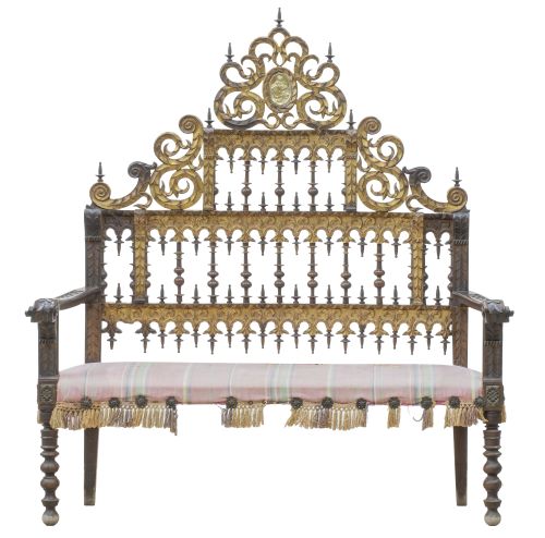 Banco de madera tallada y dorada, con placa de bronce dorad