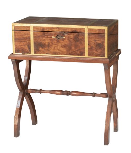 Escritorio de viaje, con aplicaciones metálicas.Inglaterr