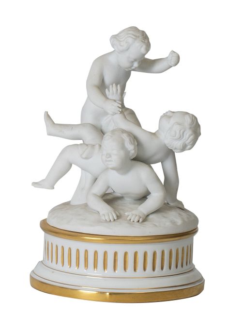 Biscuit con tres puttis jugando sobre base circular de porc