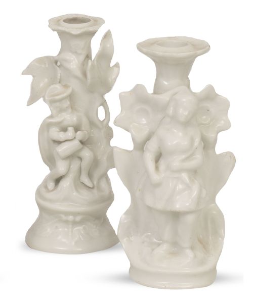 Pareja de candeleros de porcelana blanca decorados con figu