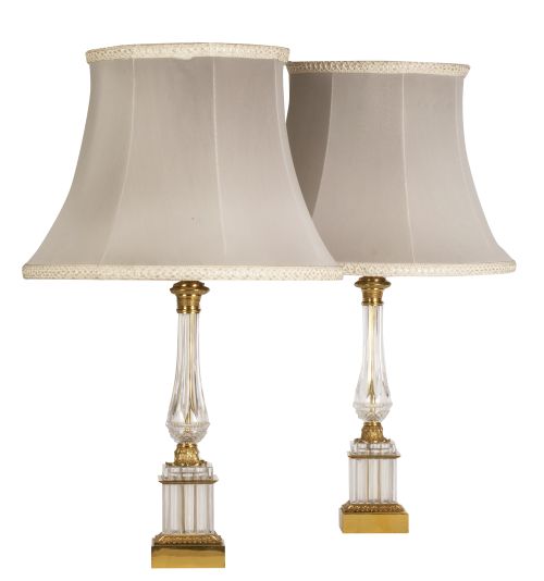 Pareja de lámparas de cristal tallado y bronce dorado.Fra