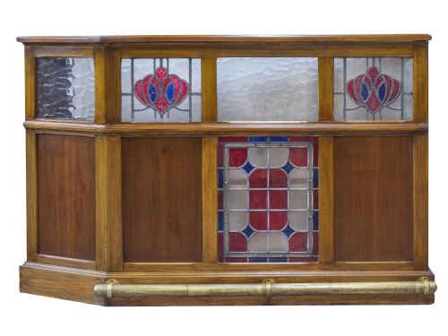 Mueble bar de madera con vidrieras de cristal transparente,