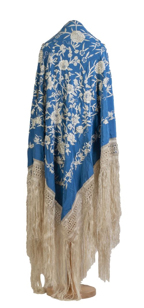 Mantón de "Manila" en seda azul con peonías y flores bordad