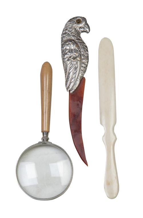 Lote de: lupa con mango de madera, abrecartas de hueso y ab