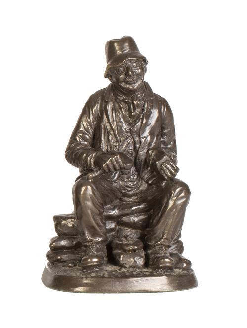 Hombre con martillo sentado Escultura de bronce.S. XIX.