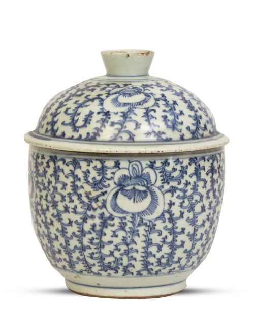 Cuenco con tapa de porcelana esmaltada en azul y blanco.C