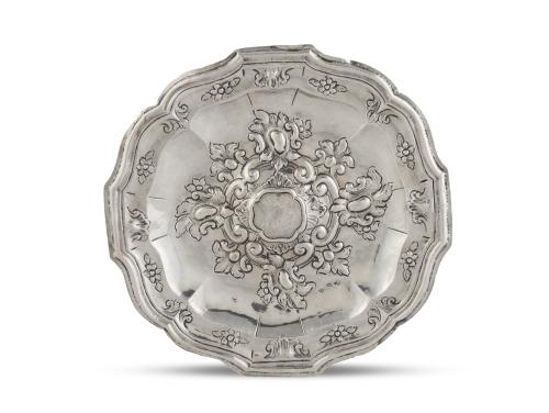 Bandeja de plata en su color repujada. Con marcas.Francis