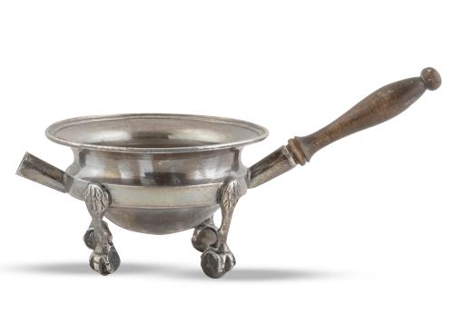 Chofeta de plata con mango de madera. Con marcas.López, M