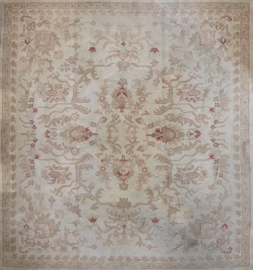 Alfombra en lana con campo beige de tipo Cuenca.