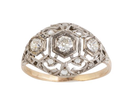 Sortija bombée Art-Decó años 30 con tres brillantes y decor