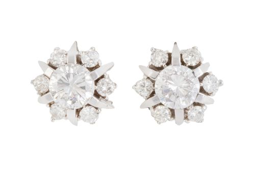 Pendientes flor de brillantes con centro de brillante de 1 