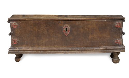 Arcón de tapa plana de madera de nogal.Trabajo castellano