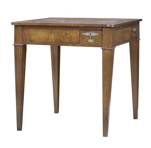 Mesa de madera de nogal.Italia, principios del S. XIX.