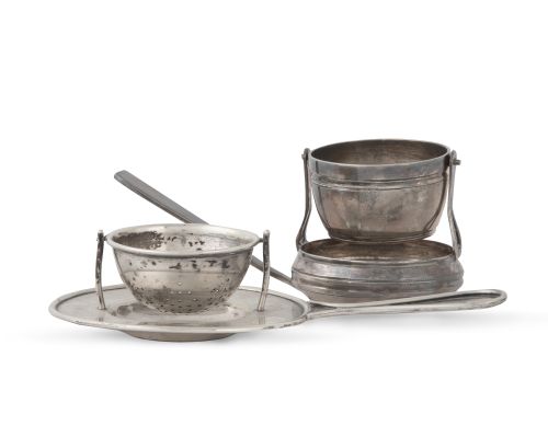 Lote de dos coladores de plata, uno de ley 800.S. XX.