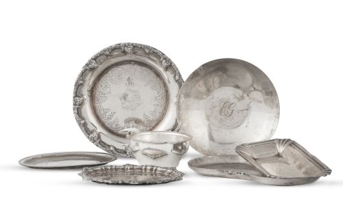 Lote de siete ceniceros y bandejitas de plata.Formado por