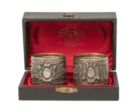 Lote de dos servilleteros de plata y plata vermeille con no