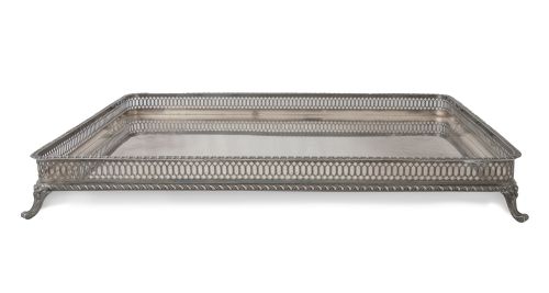 Bandeja de platas sobre patitas y périmetro calado.Con et