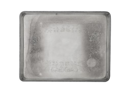 Bandeja de platas sobre patitas y périmetro calado.Con et