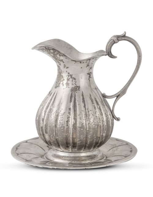 Jarra gallonado de plata sobre su plato, ley 800. Con marca