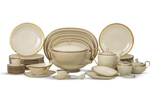 Vajilla de porcelana esmaltada con filo dorado a fuego con 