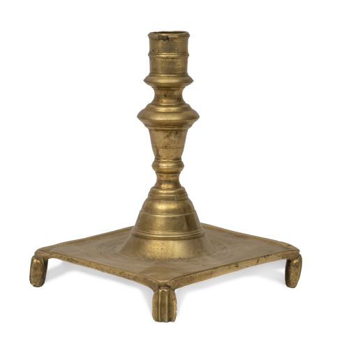 Candelero de bronce dorado con base cuadrangular.España, 