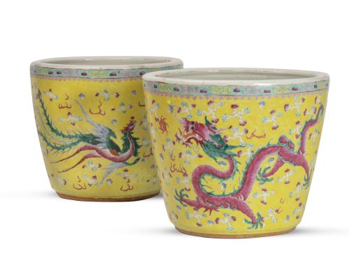 Pareja de jardineras de porcelana esmaltada de familia rosa