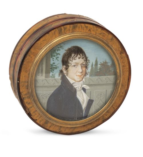 Caja circular simulando madera de raíz y carey, con una min