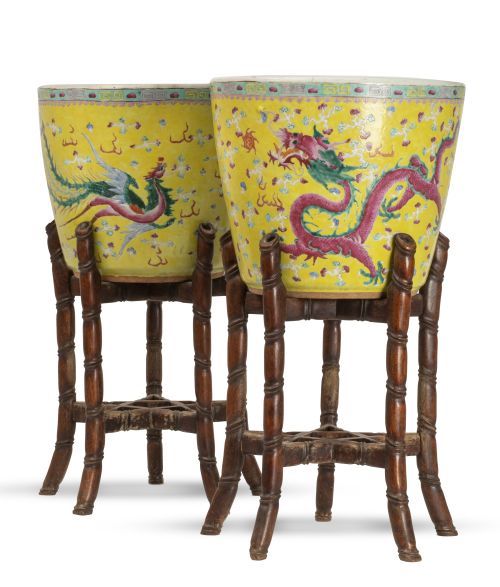 Pareja de jardineras de porcelana esmaltada de familia rosa