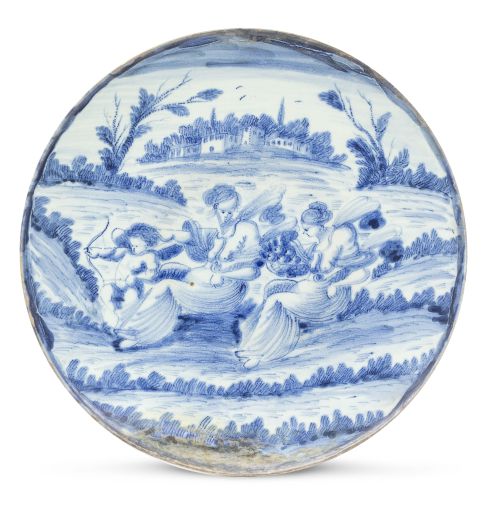 Salvilla de cerámica esmaltada en azul y blanco con dos fig