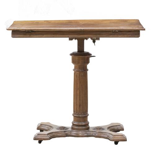 Atril de lectura, transformable en mesa, de madera tallada.