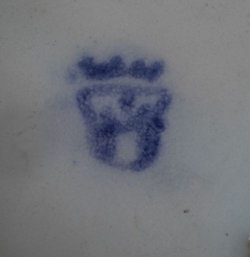 Salvilla de cerámica esmaltada en azul y blanco con dos fig