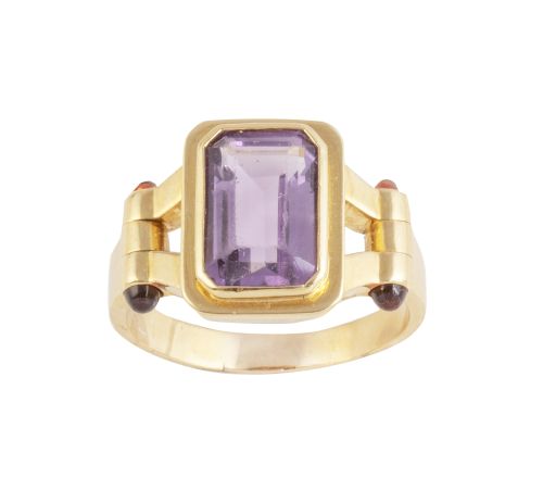 Sortija con amatista talla esmeralda flanqueada por barrita