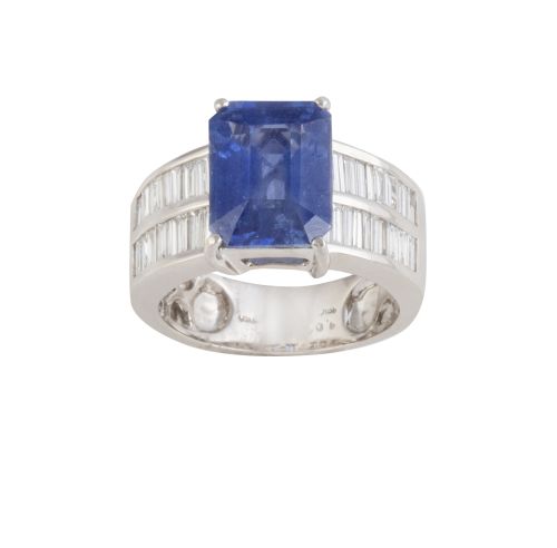 Sortija con zafiro talla rectangular de 6,44 ct en montura 