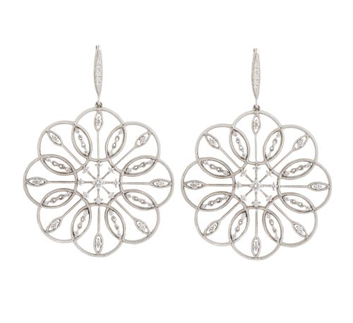 Pendientes de brillantes con diseño de flor con decoración 