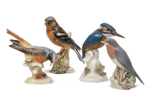 Lote de cuatro pájaros de porcelana esmaltada, con diferent