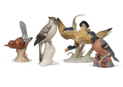 Lote de cuatro pájaros: dos de porcelana esmaltada y dos de