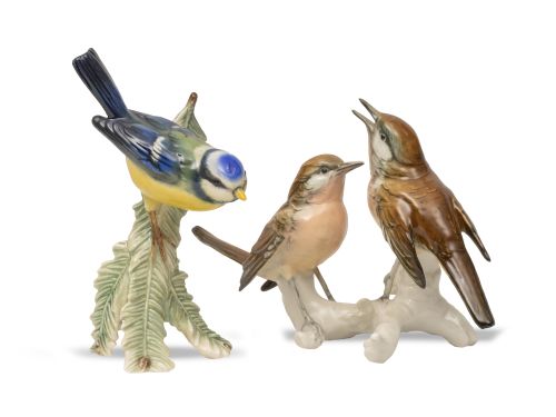 Lote de dos pájaros de porcelana esmaltada: uno con marcas 