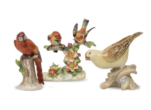 Lote de dos pájaros y un loro de porcelana esmaltada.Roya