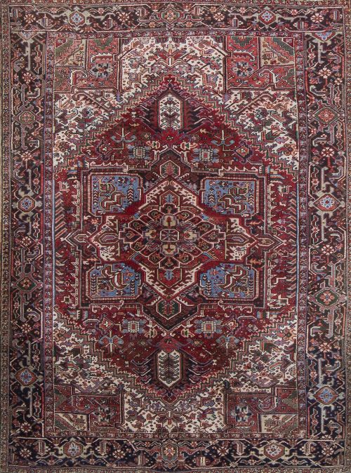 Alfombra Heriz en lana de campo rojo, con medallón central.